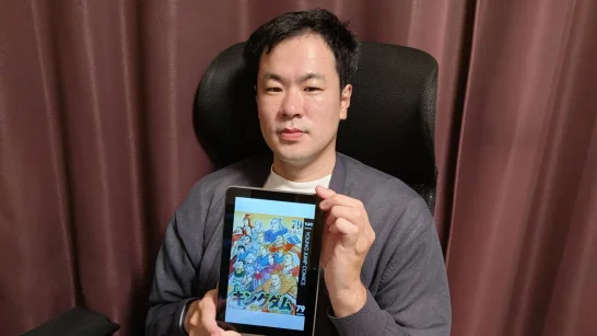 『キングダム』第79巻の表紙をタブレットで表示して手にする本記事の筆者(はじめての三国志主宰・おとぼけ)