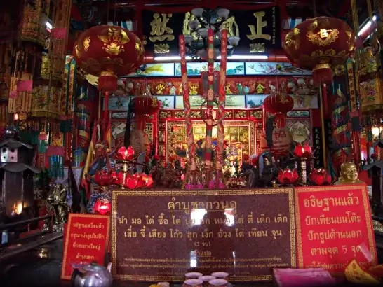バンコク・クローンサーン関帝廟の関羽祭壇と赤い提灯、中国式装飾