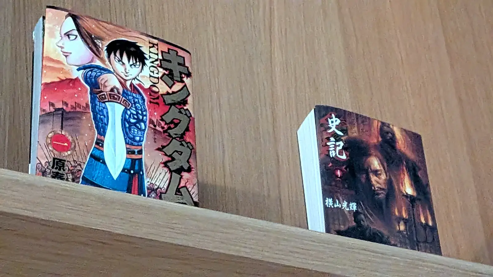 MoN Takanawaのライブラリーの棚に並ぶ『キングダム』1巻と横山光輝『史記』